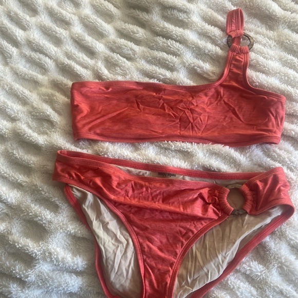 Bikini - Picture 1 of 2